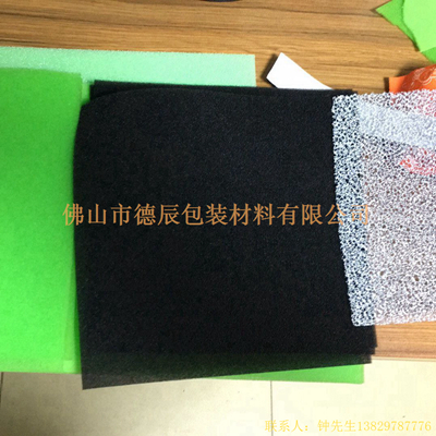 過濾海綿也稱網(wǎng)狀海綿，爆破海綿。聚氨酯過濾海綿由普通開孔軟泡高溫爆破開孔加工而成，爆破除掉了泡沫網(wǎng)絡(luò)之間原有的氣泡膜，得到了主體骨架網(wǎng)狀結(jié)構(gòu)。
過濾海綿的空隙率高達(dá)97%，具有優(yōu)異的透氣性、良好的柔軟性和較高的機(jī)械強(qiáng)度。
