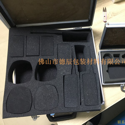 海綿內(nèi)托對(duì)各行各業(yè)產(chǎn)品起到絕緣、密封、防震、防塵、填充、隔音、固定，能夠保護(hù)包裝產(chǎn)品在運(yùn)輸過(guò)程中安然無(wú)恙，起到保護(hù)產(chǎn)品的一個(gè)作用，同時(shí)可以美化產(chǎn)品，提升產(chǎn)品檔次。