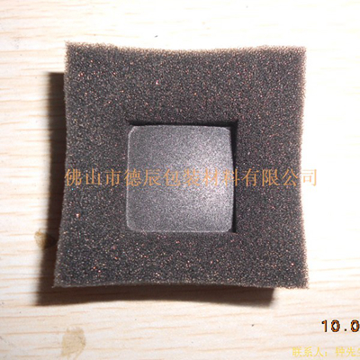 利用加熱鋁制模具對海綿進(jìn)行塑形。