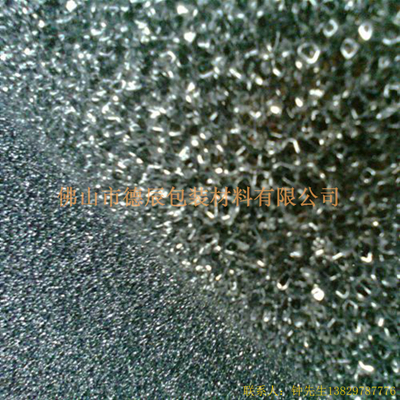 過濾海綿也稱網(wǎng)狀海綿，爆破海綿。聚氨酯過濾海綿由普通開孔軟泡高溫爆破開孔加工而成，爆破除掉了泡沫網(wǎng)絡(luò)之間原有的氣泡膜，得到了主體骨架網(wǎng)狀結(jié)構(gòu)。
過濾海綿的空隙率高達(dá)97%，具有優(yōu)異的透氣性、良好的柔軟性和較高的機(jī)械強(qiáng)度。
