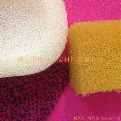 過濾海綿也稱網(wǎng)狀海綿，爆破海綿。聚氨酯過濾海綿由普通開孔軟泡高溫爆破開孔加工而成，爆破除掉了泡沫網(wǎng)絡(luò)之間原有的氣泡膜，得到了主體骨架網(wǎng)狀結(jié)構(gòu)。