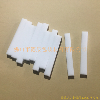 醫(yī)用防護(hù)面罩的海綿主要起到緩沖面部（主要是額頭）與PVC膠片的作用，起到密封的作用，因?yàn)楹＞d柔軟的特點(diǎn)，從而讓額頭與膠片完美的貼合，加上海綿柔軟與舒適性使得醫(yī)生在佩戴面罩的時(shí)候非常舒適。